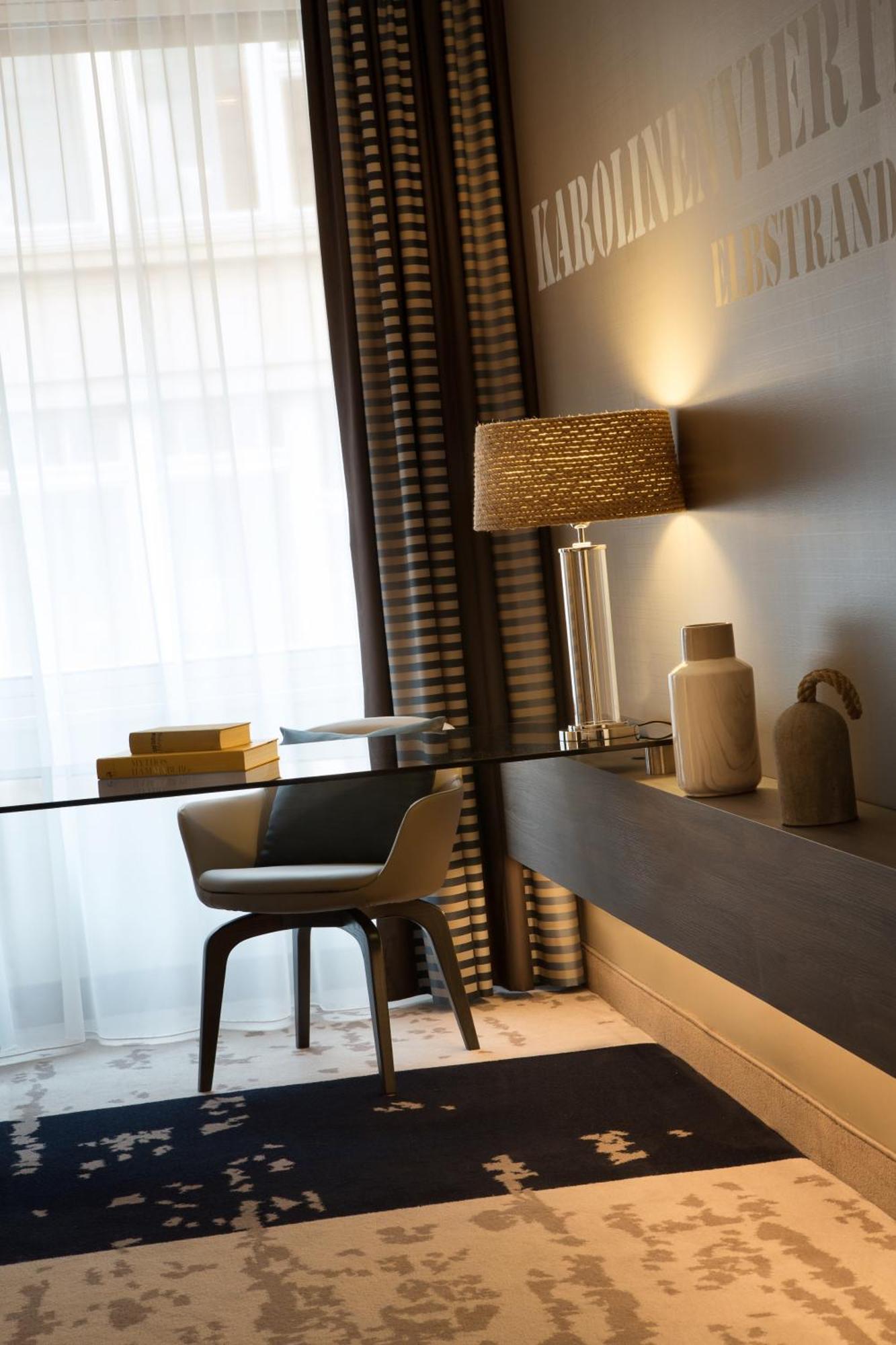 르네상스 함부르크 호텔, 메리어트 럭셔리&라이프스타일 호텔 함브루크 외부 사진 A table lamp