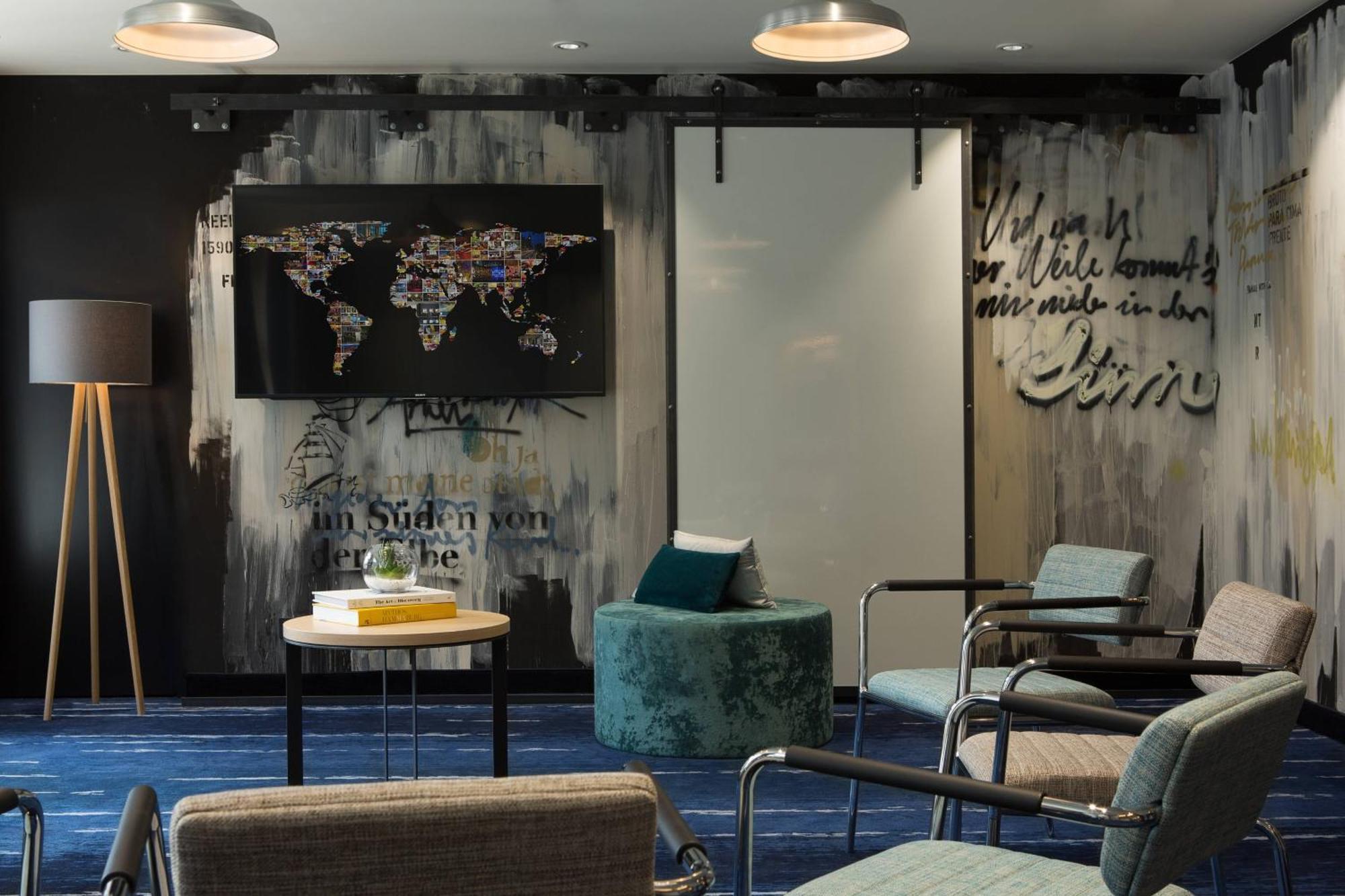 르네상스 함부르크 호텔, 메리어트 럭셔리&라이프스타일 호텔 함브루크 외부 사진 The lounge at the airport