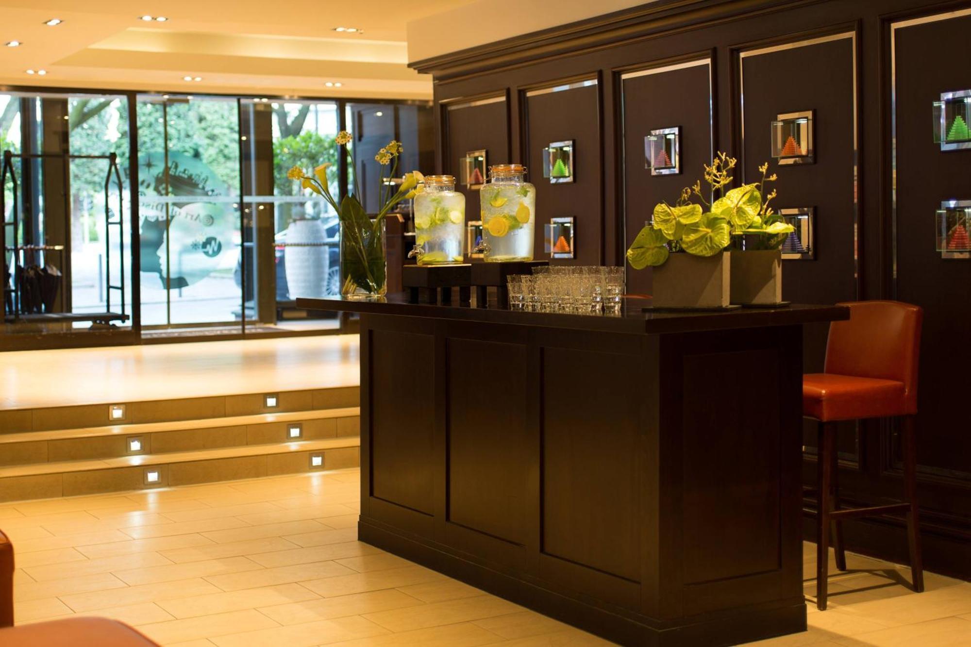 르네상스 함부르크 호텔, 메리어트 럭셔리&라이프스타일 호텔 함브루크 외부 사진 The bar at the hotel