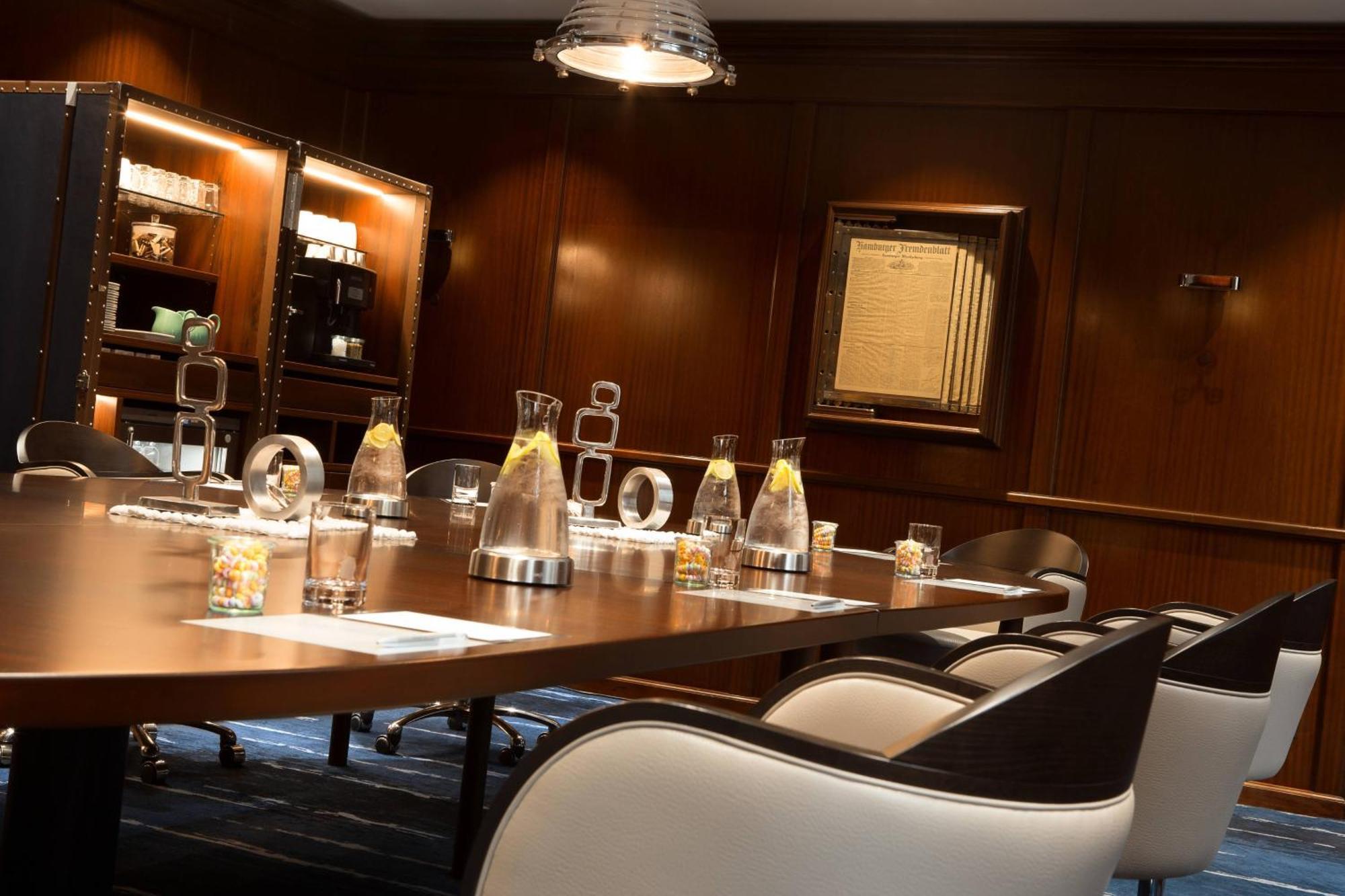 르네상스 함부르크 호텔, 메리어트 럭셔리&라이프스타일 호텔 함브루크 외부 사진 The boardroom of the yacht