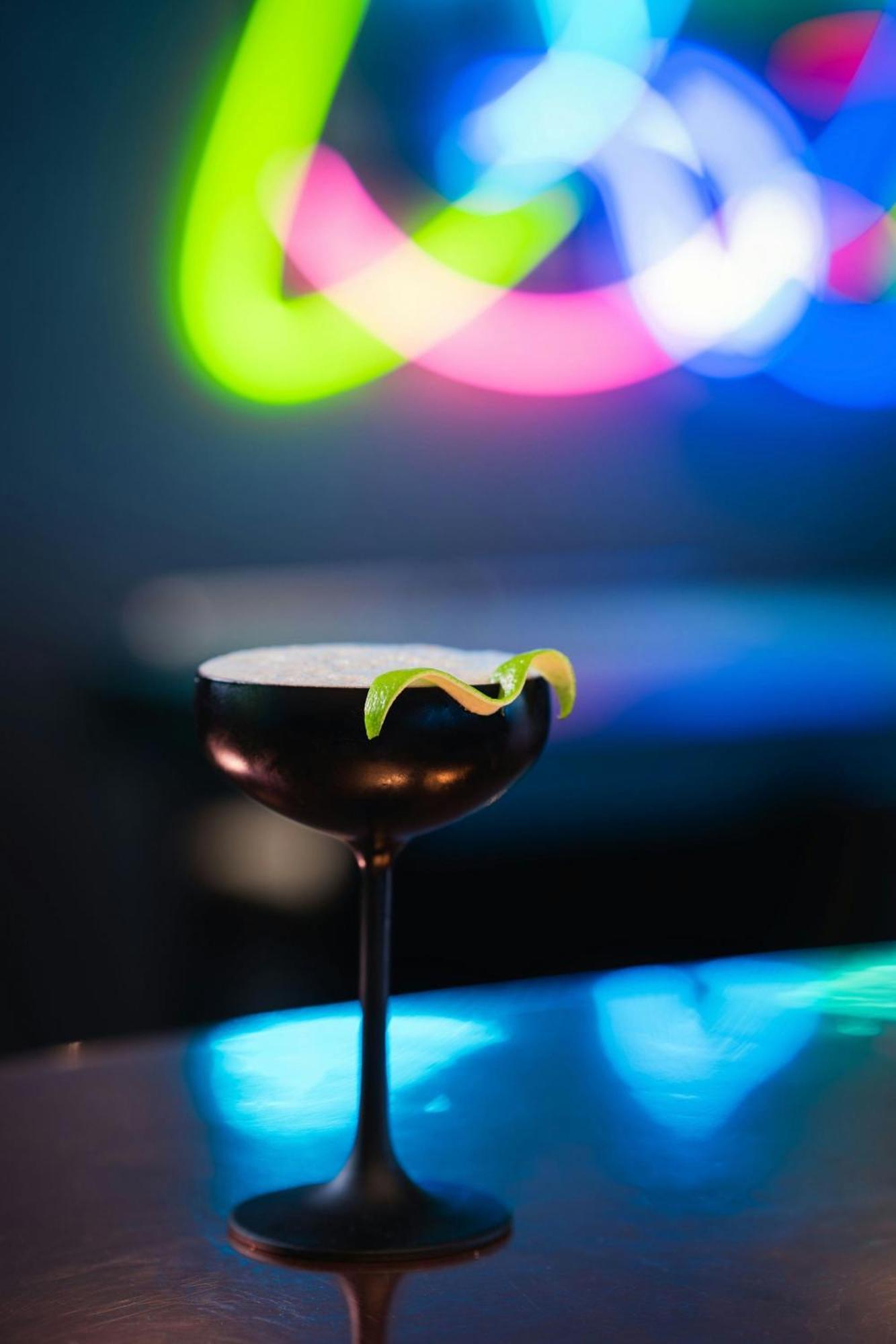 르네상스 함부르크 호텔, 메리어트 럭셔리&라이프스타일 호텔 함브루크 외부 사진 A grasshopper cocktail