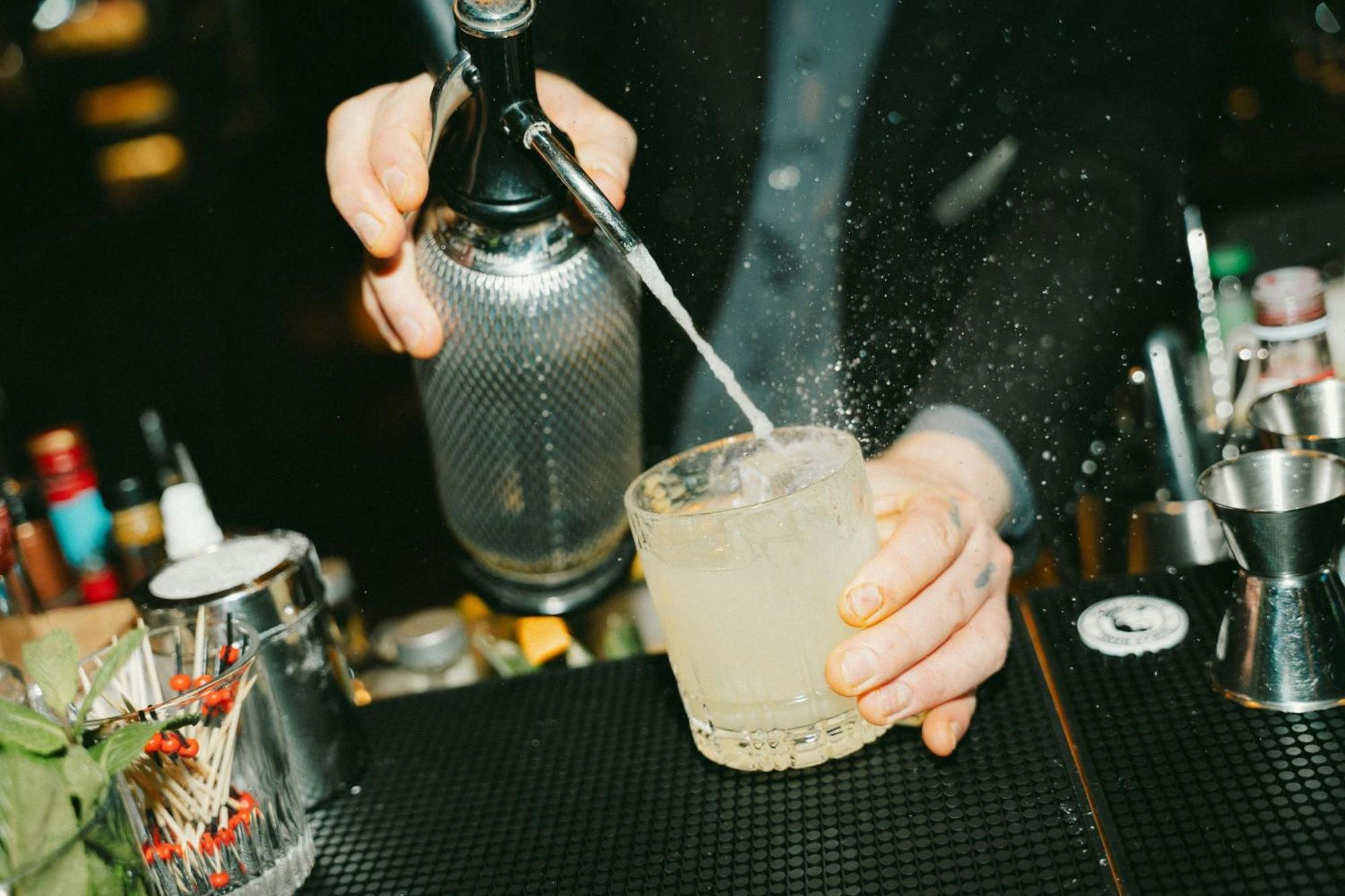 르네상스 함부르크 호텔, 메리어트 럭셔리&라이프스타일 호텔 함브루크 외부 사진 Soda siphon in use