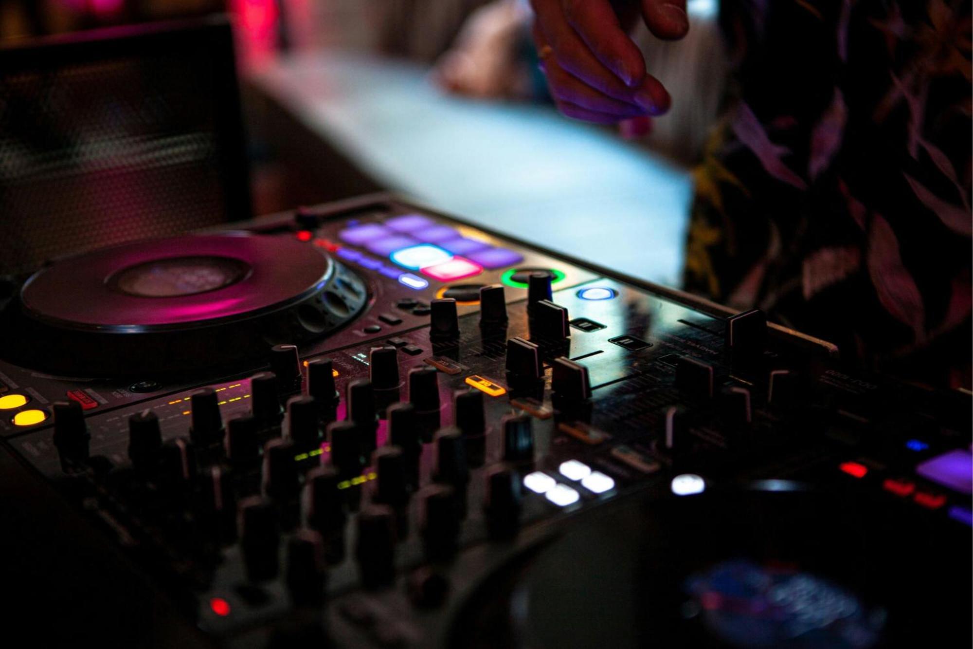 르네상스 함부르크 호텔, 메리어트 럭셔리&라이프스타일 호텔 함브루크 외부 사진 A DJ mixing music