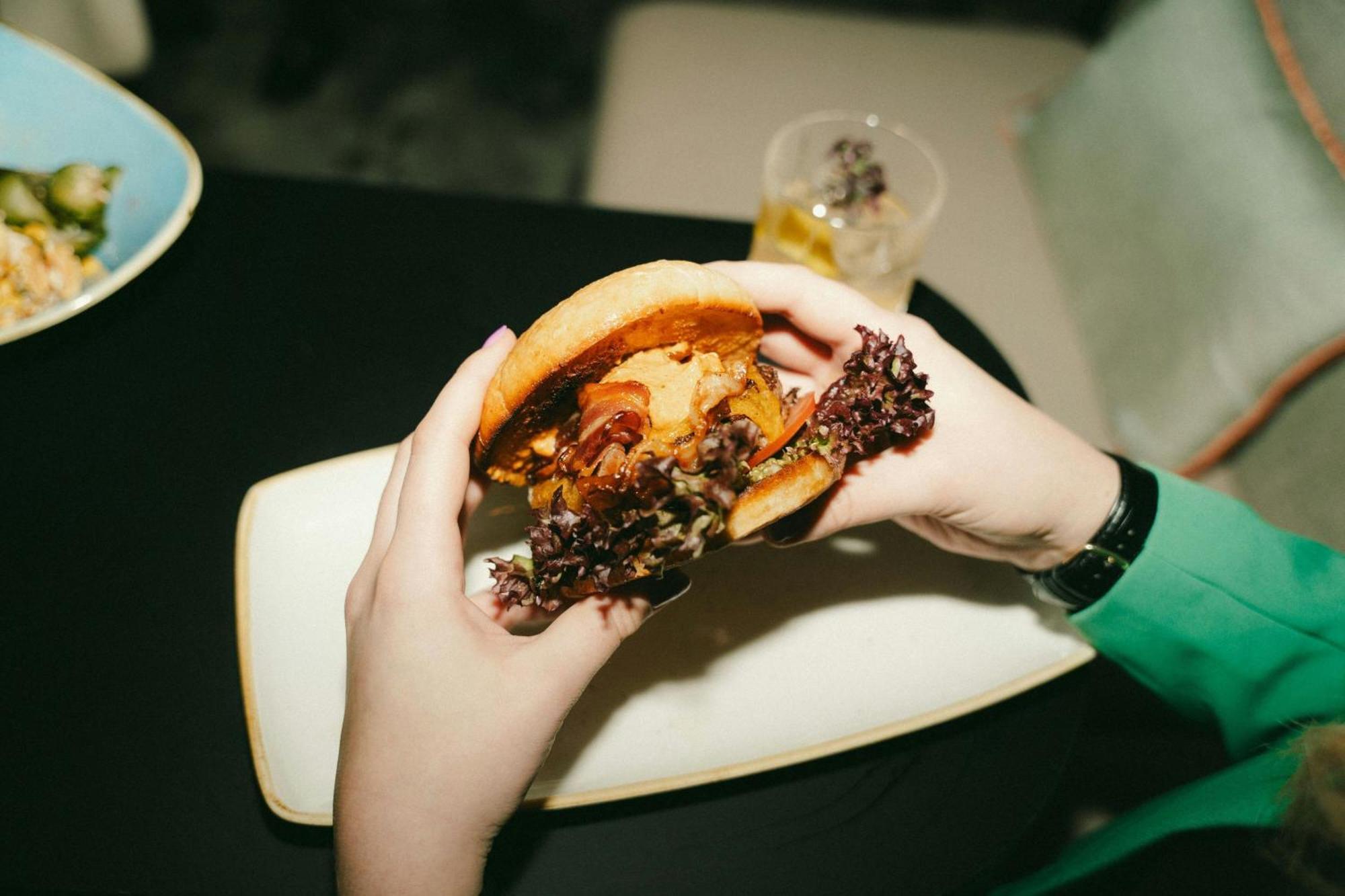 르네상스 함부르크 호텔, 메리어트 럭셔리&라이프스타일 호텔 함브루크 외부 사진 A burger being held in the hand