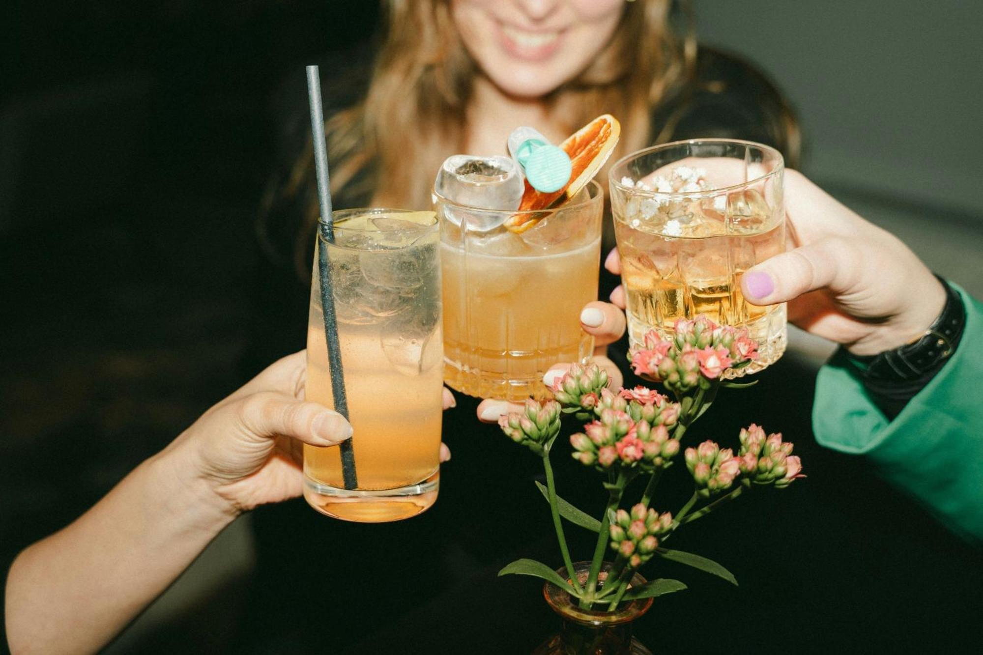 르네상스 함부르크 호텔, 메리어트 럭셔리&라이프스타일 호텔 함브루크 외부 사진 A toast with cocktails