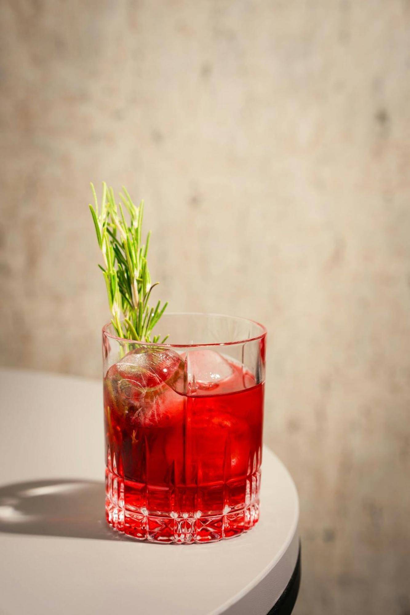 르네상스 함부르크 호텔, 메리어트 럭셔리&라이프스타일 호텔 함브루크 외부 사진 A Negroni garnished with a sprig of rosemary