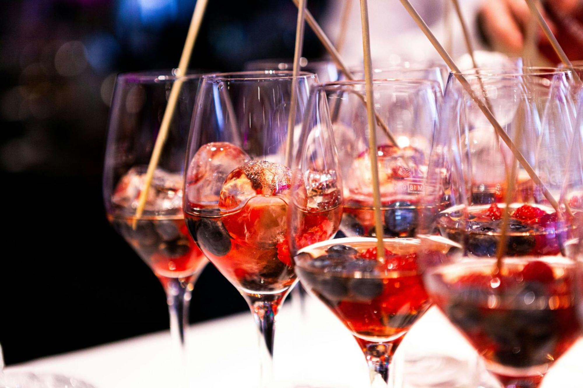 르네상스 함부르크 호텔, 메리어트 럭셔리&라이프스타일 호텔 함브루크 외부 사진 A row of cocktails