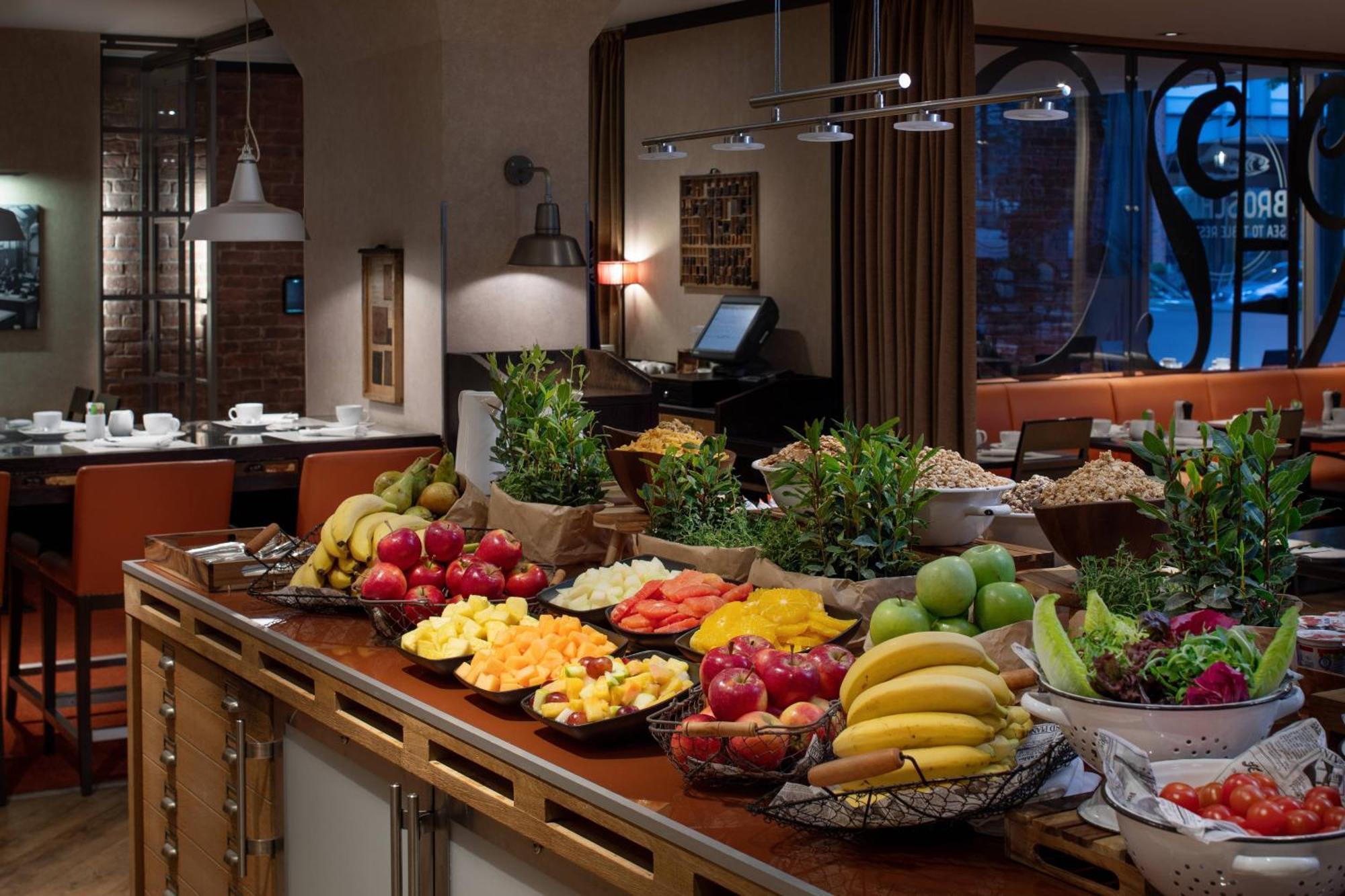 르네상스 함부르크 호텔, 메리어트 럭셔리&라이프스타일 호텔 함브루크 외부 사진 A buffet at a hotel