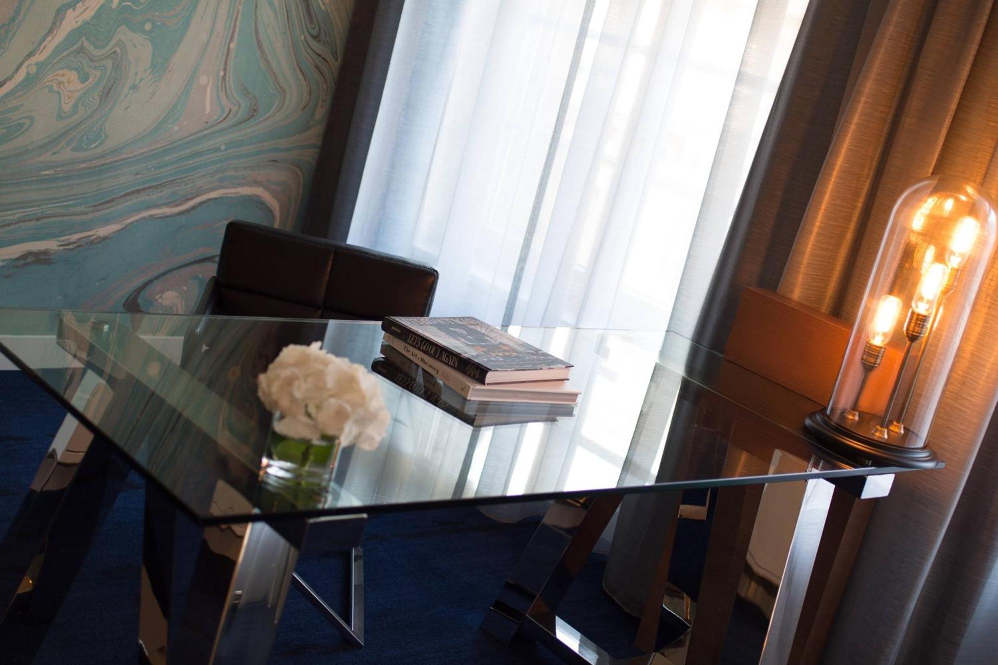 르네상스 함부르크 호텔, 메리어트 럭셔리&라이프스타일 호텔 함브루크 외부 사진 A glass table