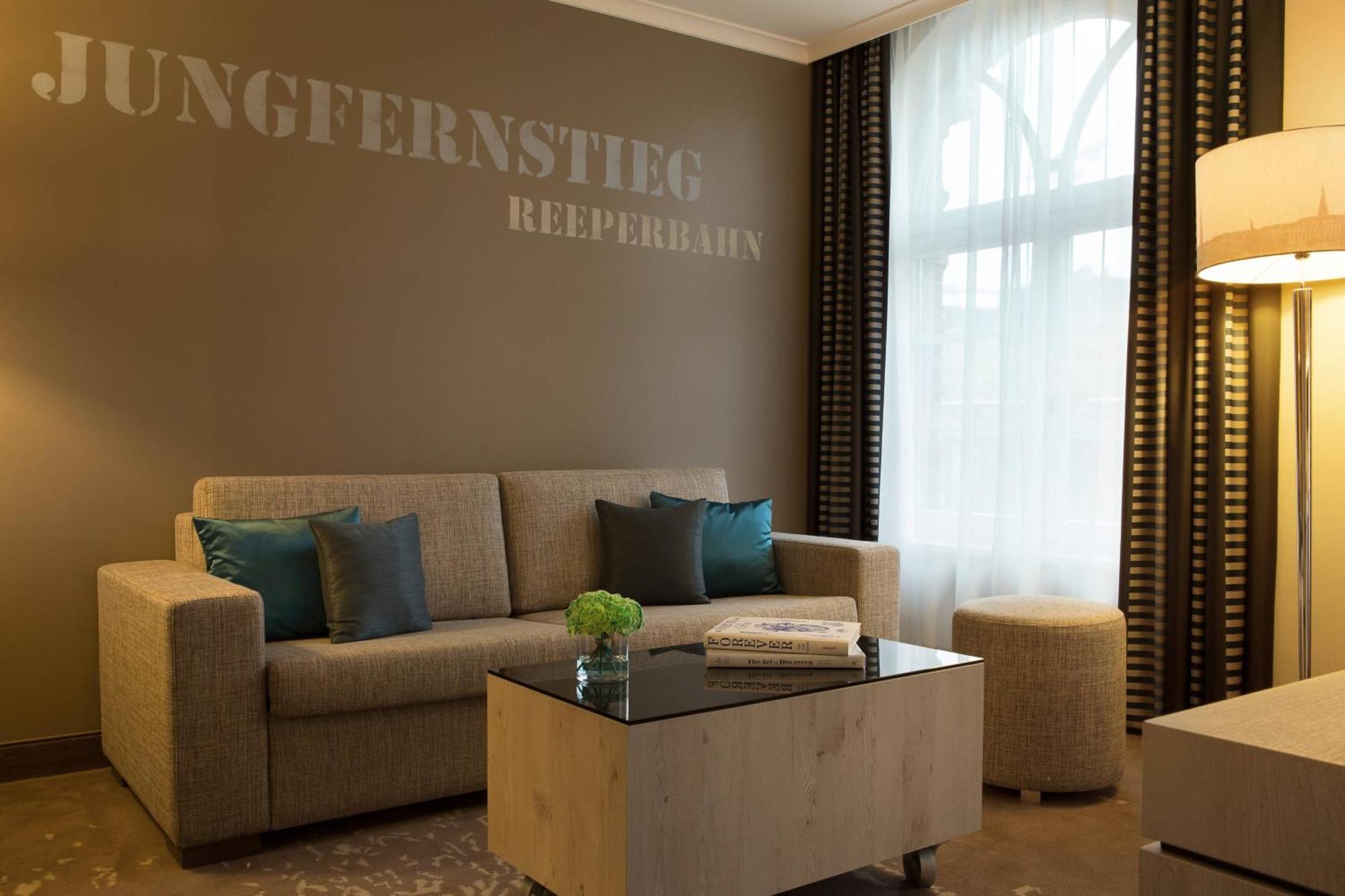 르네상스 함부르크 호텔, 메리어트 럭셔리&라이프스타일 호텔 함브루크 외부 사진 A suite at the hotel