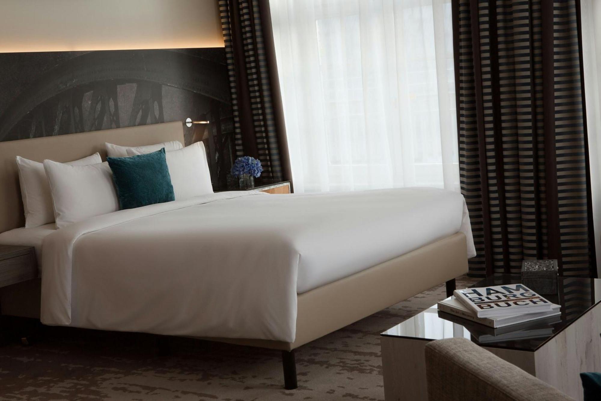 르네상스 함부르크 호텔, 메리어트 럭셔리&라이프스타일 호텔 함브루크 외부 사진 A bedroom at the hotel