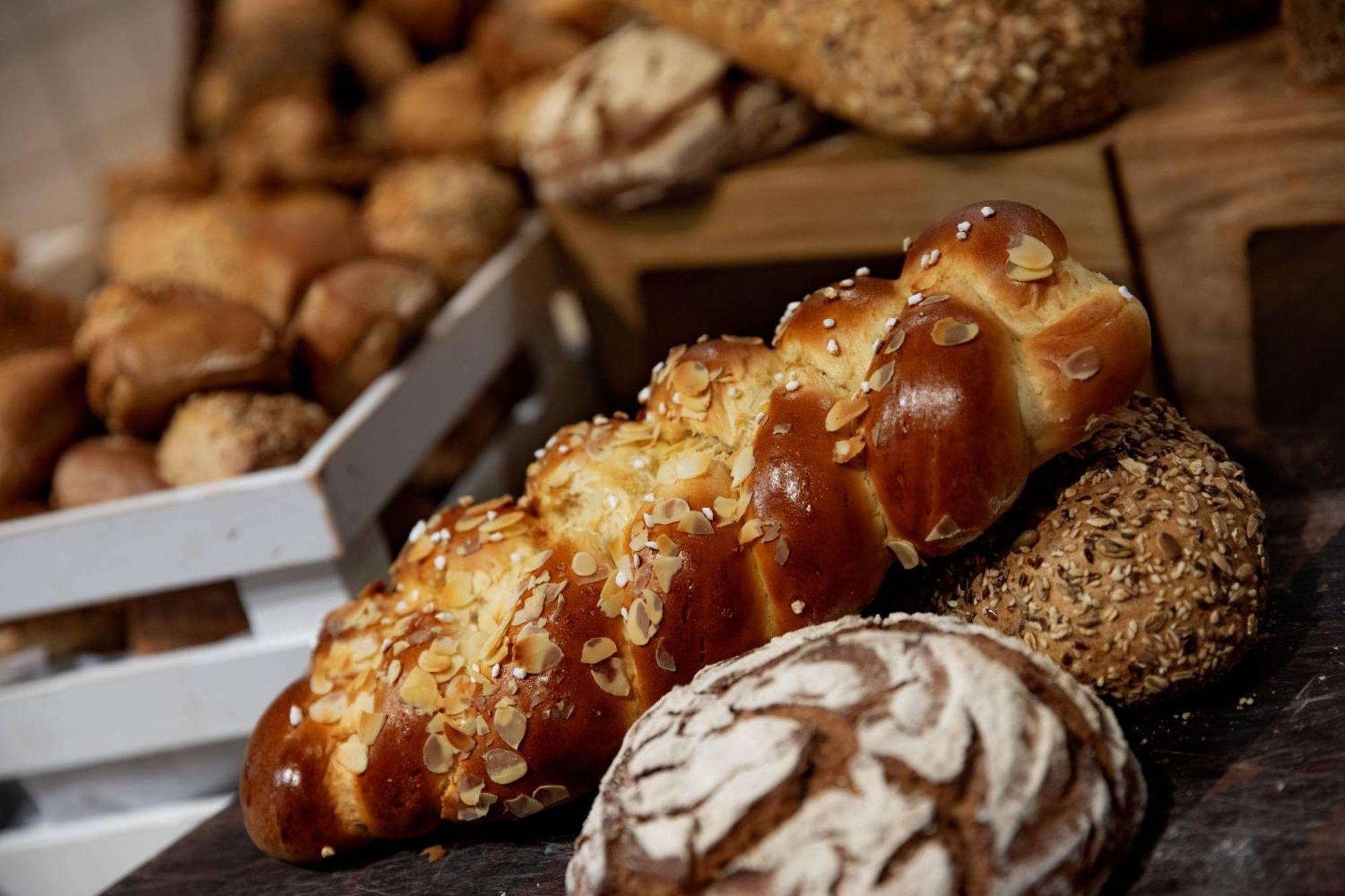 르네상스 함부르크 호텔, 메리어트 럭셔리&라이프스타일 호텔 함브루크 외부 사진 Traditional Greek Easter bread