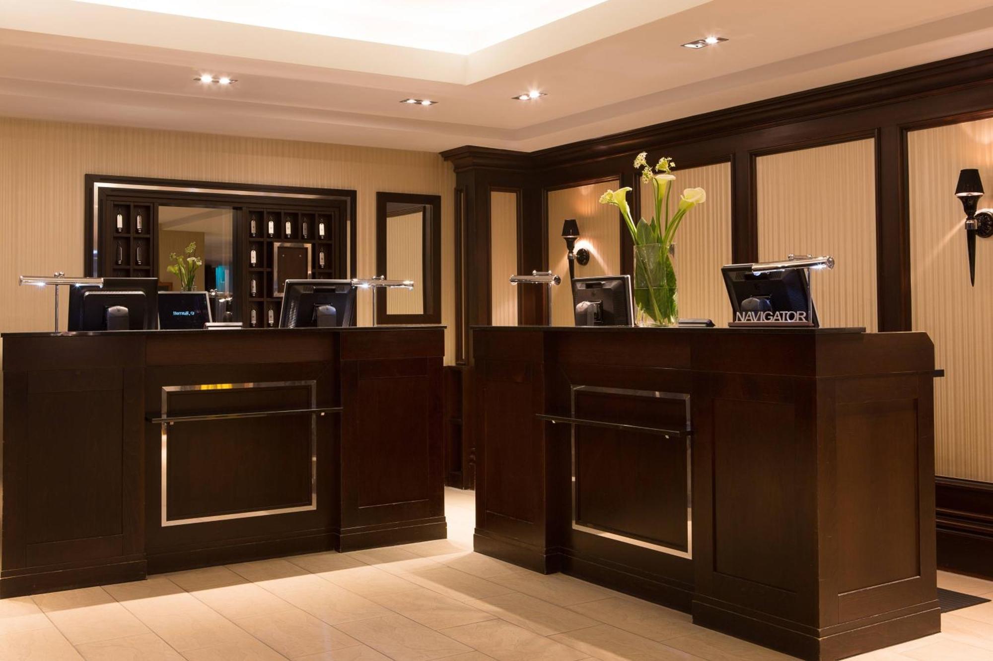 르네상스 함부르크 호텔, 메리어트 럭셔리&라이프스타일 호텔 함브루크 외부 사진 Reception desk at the hotel