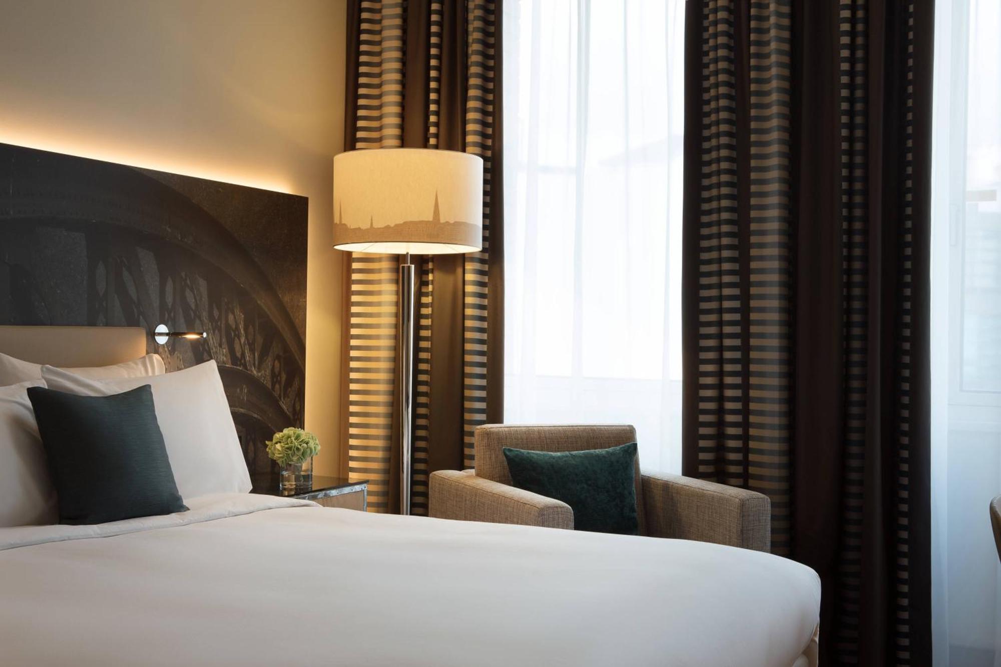 르네상스 함부르크 호텔, 메리어트 럭셔리&라이프스타일 호텔 함브루크 외부 사진 A room at the hotel